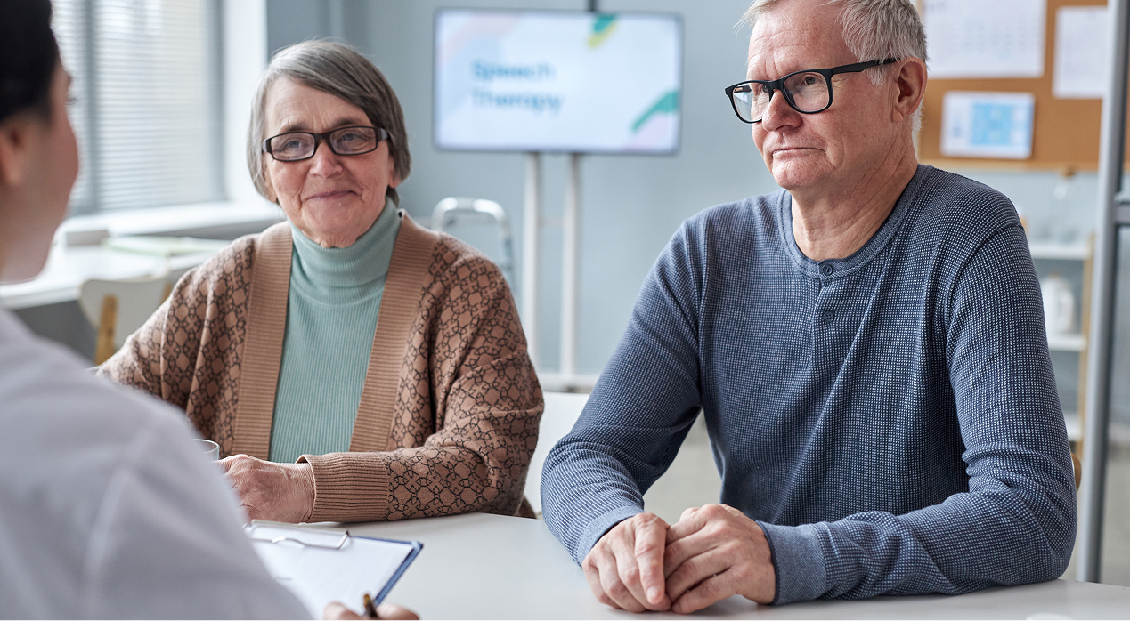 Özel sağlık sigortası danışmanlığı sırasında bilgi alan yaşlı çift görseli.