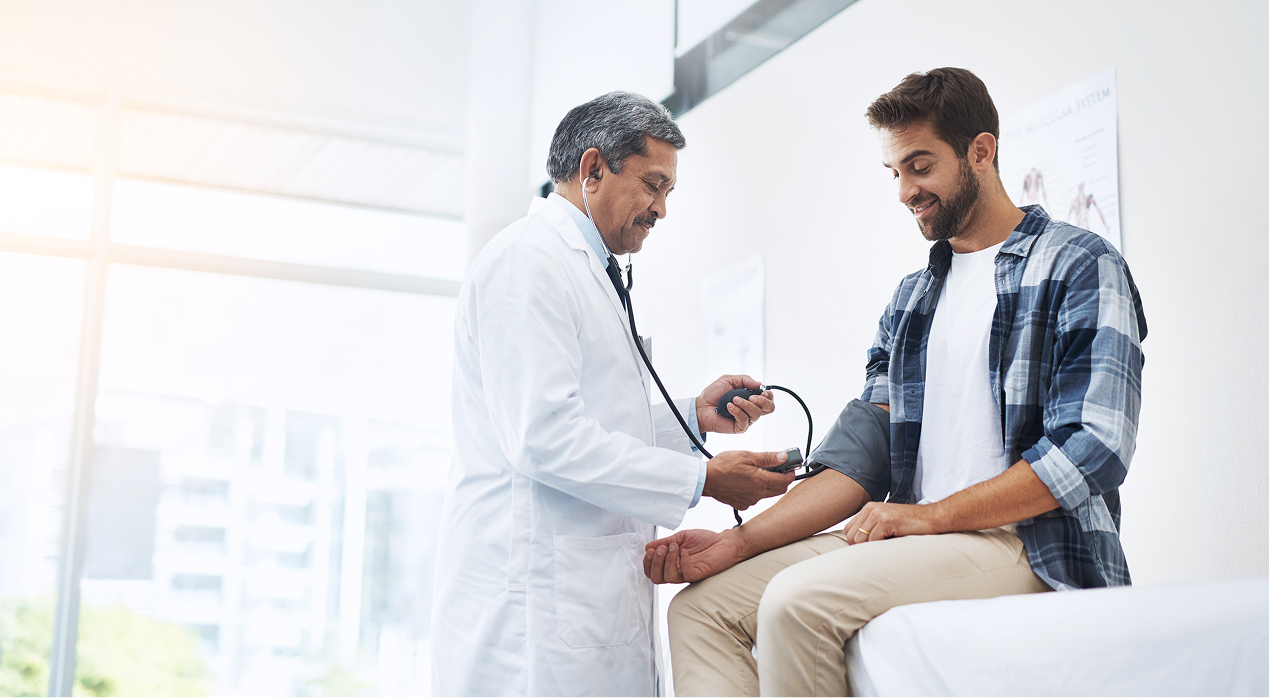 Tamamlayıcı sağlık sigortası kapsamında muayene olan hasta, özel sağlık hizmetlerine erişimi temsil ediyor.