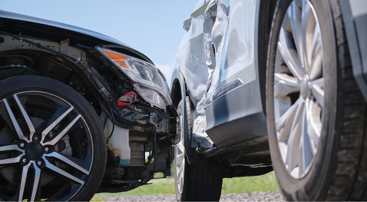 Trafik kazası sonrası oluşan araç hasarlarını anlatan zorunlu trafik sigortası görseli.